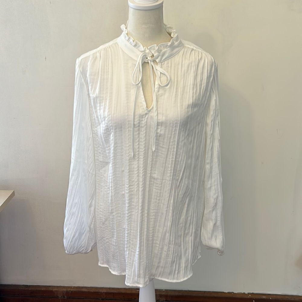 Vince Camuto long sleeve ivory ruffle neck blouse Size M New